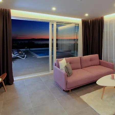 Karla וילה מאקרסקה